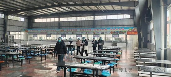 阳光体检 “食”刻有我 我校食品安全学生监督委员到食堂实地检查