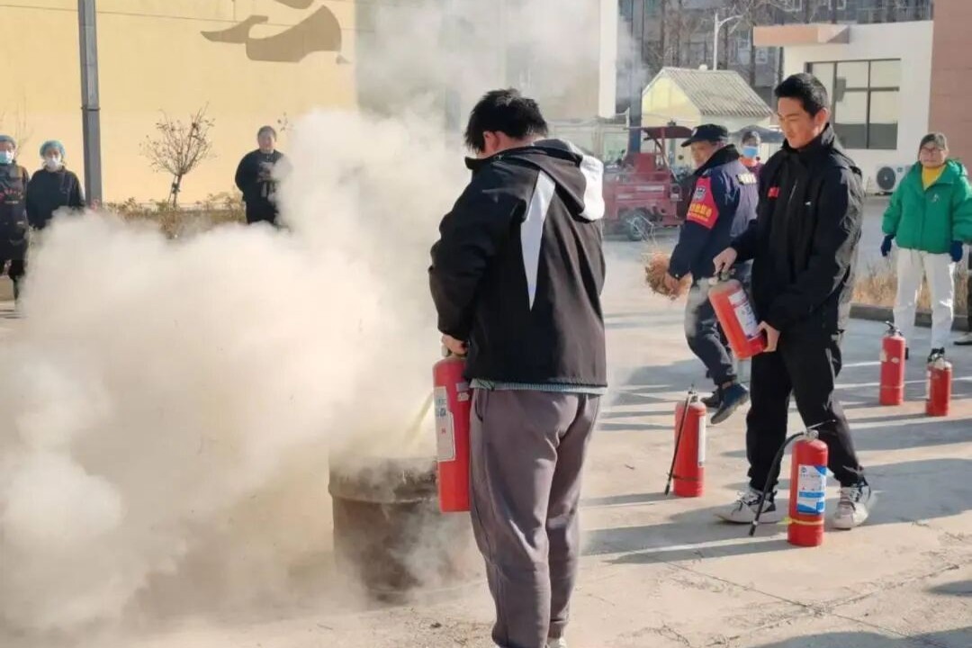 消防演练筑防线 防患未“燃”保平安 市一中江北分校举行消防器材使用应急演练