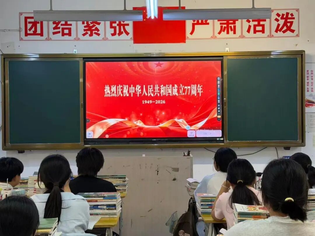 功勋之光启志 奋斗执笔青春 我校开展