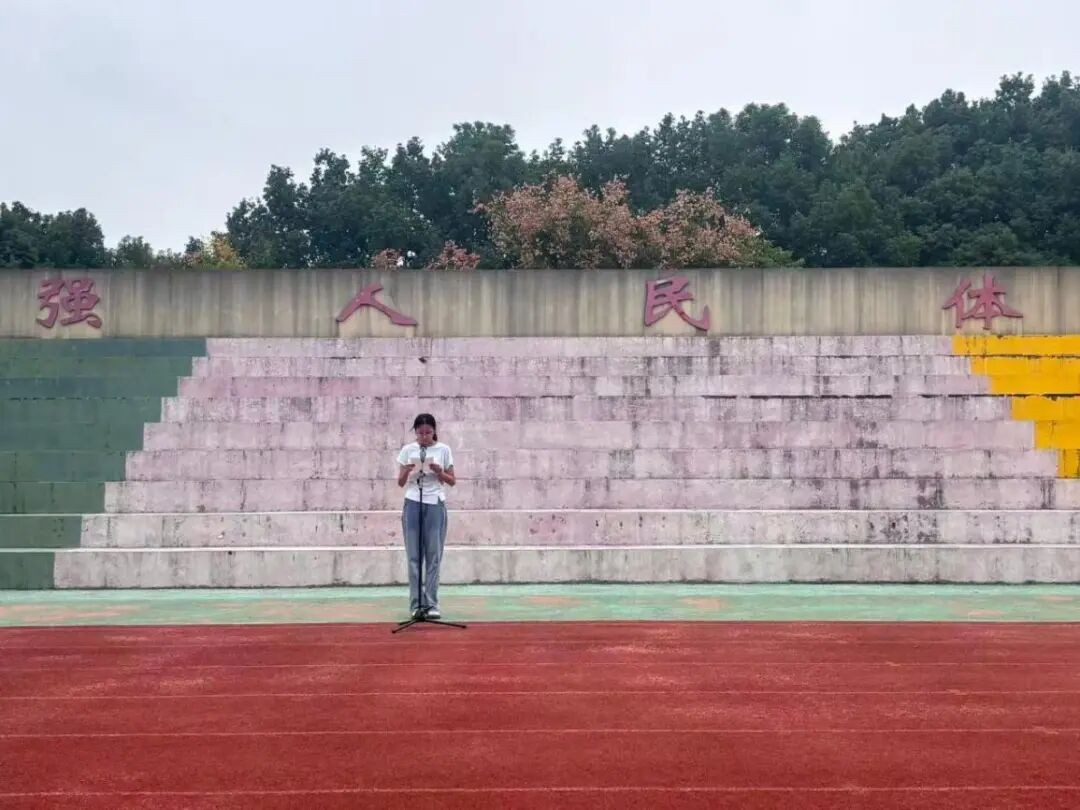 缅怀先烈迎国庆 薪火相传向未来 我校举行烈士纪念日暨国庆主题升旗仪式